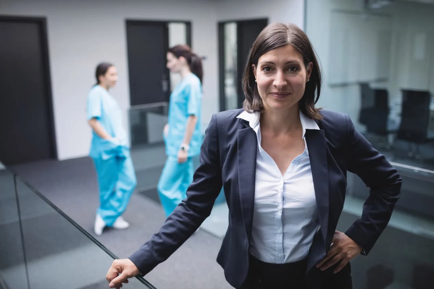 Directrice des soins dans un établissement de santé, équipe soignante en arrière-plan