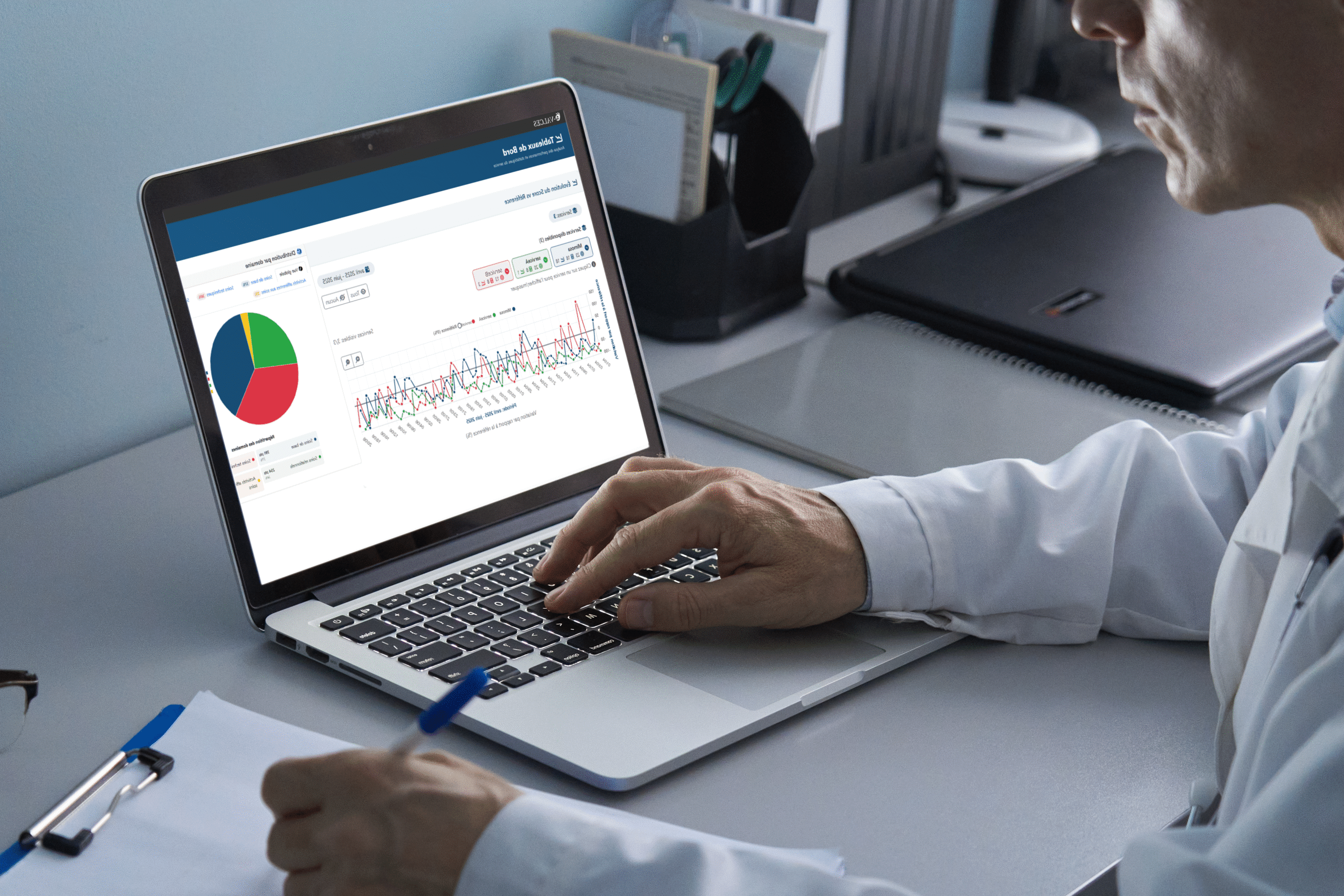 Manager travaillant sur les tableaux de bord e-VALCES
